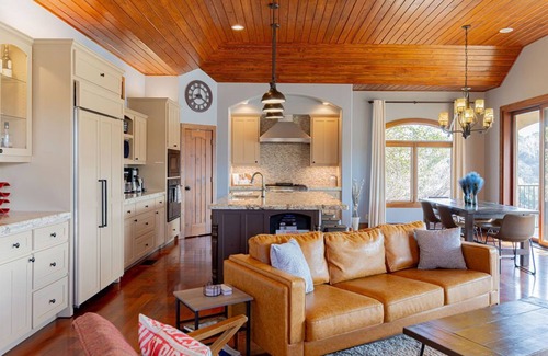 Oak Shores On Lake Austin House | Spacious Luxury Retreat: Ideal for Groups, Families & Couples Seeking Serenity