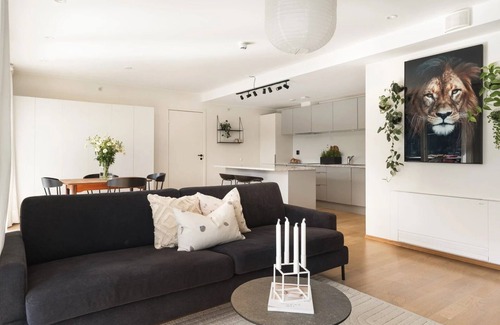 Laksevag Apartment | Spacious Luxury, Terrace + Parking