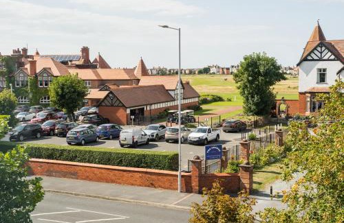 Hoylake House | Spacious & modern 2 bed flat in Hoylake - Opposite Royal Liverpool Golf Club