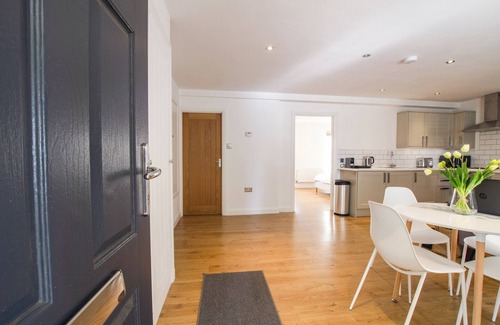 Brownswood Apartment | Spacious modern apartment