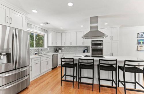 West Yarmouth House | Spacious Modern Home with Separate In Law Suite, Walk to the Beach and Restaurants