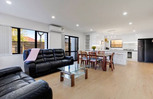 Papatoetoe House | Spacious Modern Home near Airport and Manukau City
