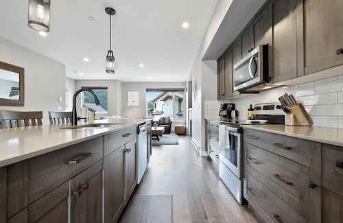 Sun Peaks House | Spacious Modern Ski-in/Ski-out, Hot Tub, Townhouse