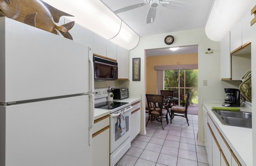 Kings Lake Condo | Spacious Naples First Floor Condo Minutes to Fifth Avenue South & Beaches