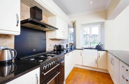 Bonnington Apartment | Spacious New Town Garden Flat