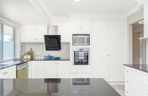 Eight Mile Plains House | Spacious newly redecorated 5BD Family Home