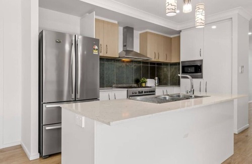 Heathwood House | Spacious Newly Furnished 4BD Family Retreat