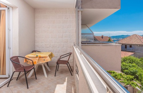 Tomicici Apartment | Spacious one bedroom apartment next to the sea