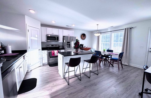 University Place House | Spacious One Level, 5 BED Home in Beautiful Charlotte