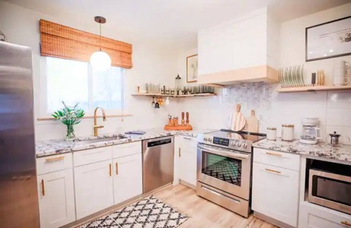 St. Charles House | Spacious*Outdoor Space*Modern*Family*Groups*Modern*Artistic