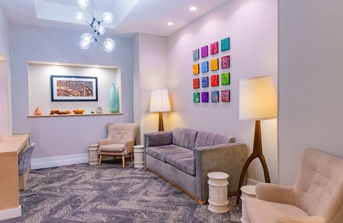 Medical Center Area Hotel | Spacious Premium King Room Near Premier Academic Sites - 1 Mile from HMS