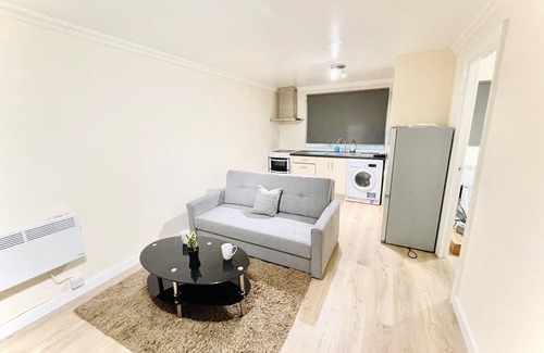 Hounslow Heath Apartment | Spacious & Pristine Ground Floor flat Nr. Heathrow