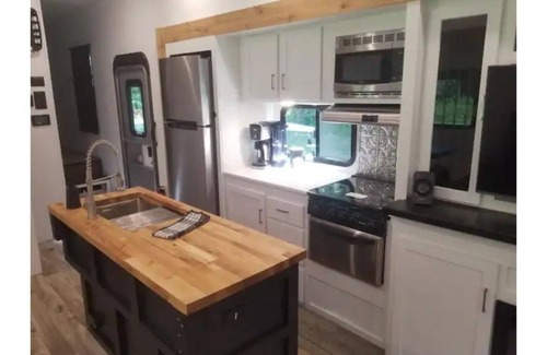 McDonald House | Spacious, private 5th wheel camper