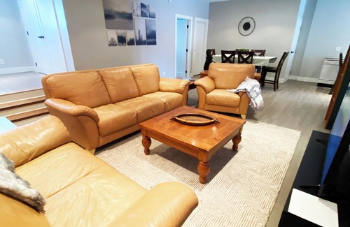 Bracebridge Apartment | Spacious Private Comfort, EV Charger, Pet OK, Lg Fenced Backyard, Firepit, BBQ