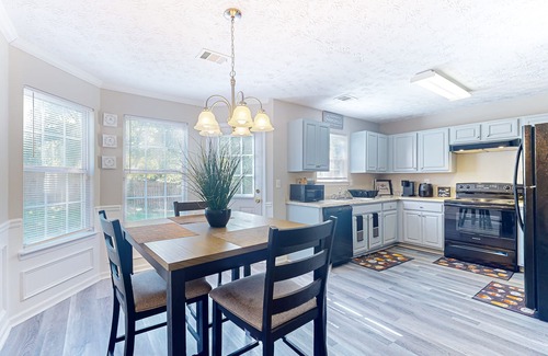Ellenwood House | Spacious private family home convenient to Atlanta Downtown and Airport!