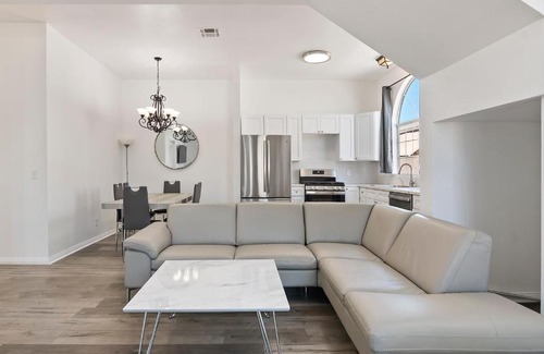 NoHo Arts District Apartment | Spacious Private gated modern loft close to Universal Studio and Hollywood