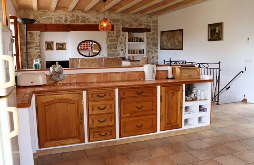Issor House | Spacious Provençal style house with private entry and garden