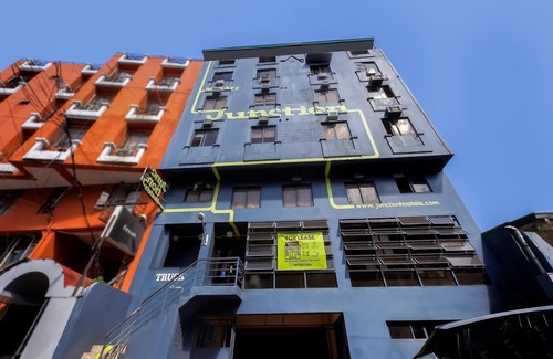 Downtown House | Spacious Quad Retreat at Trendy Hostel – Manila