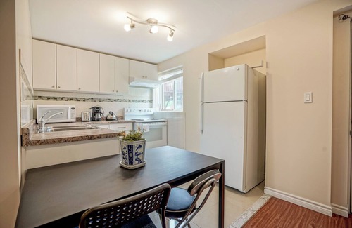 Richmond Hill Apartment | Spacious Queen Bedroom Walk-out Unit