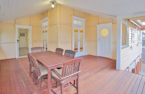 Bundaberg West House | 🏞 Spacious Queenslander Overlooking River & Park 🏞