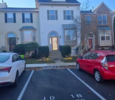 Germantown House | Spacious Quiet 3 Bedrooms Townhome Free Parking, Sleeps-9