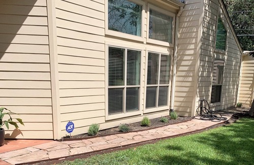 Brookhollow House | Spacious & relaxing Mid Century 3 bedroom house with a nice patio