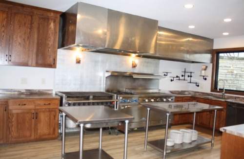 Dyersville House | Spacious renovated restaurant with plenty space and close to The Field of Dreams