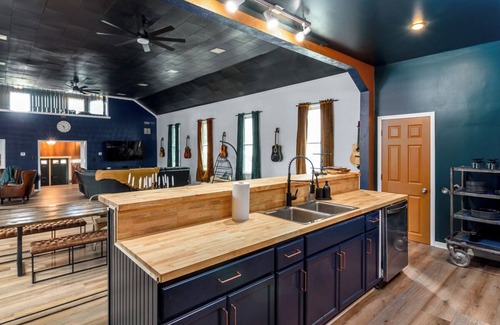 Auburn House | Spacious Retreat in Auburn with game area and open family entertaining