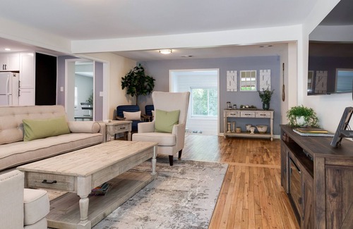 Fairview House | Spacious Retreat- Perfect for Families & Groups!