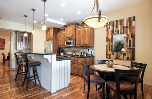 Canyon Links House | Spacious Retreat: Sleeps 7, Minutes to Skiing, Private Hot Tub, Scenic Views, Ultimate Relaxation!