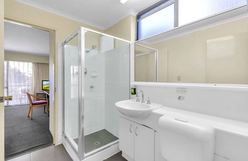 Mount Ommaney Hotel | Spacious Room Ideal for Biz & Leisure.