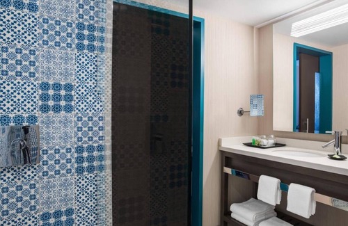 Downtown Cleveland Hotel | Spacious Room in DT Cleveland - Walk to Night Entertainment and Stadiums