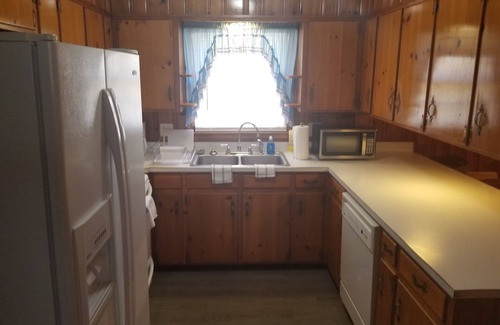 Albany House | SPACIOUS SAFE NURSE & LONG TERM STAY HOME CLOSE TO HOSPITAL MALL & RESTAURANTS!