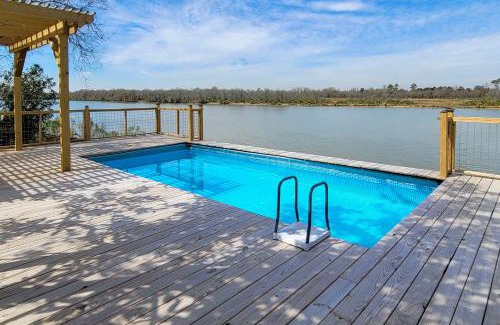 Barrett House | Spacious San Jacinto River Home with Waterfront Deck