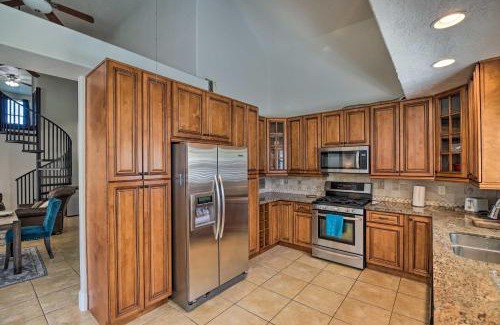 El Lago House | Spacious Seabrook Home with Patio 1 Mi to Beach!