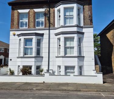 Deal House | Spacious Seaside eScape in the Heart of DEAL, 4 mins From the Beach