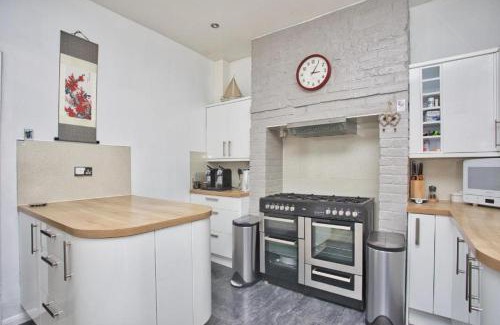 Deal House | Spacious Seaside eScape in the Heart of DEAL, 4 mins From the Beach