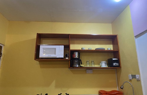 Castle Comfort Apartment | Spacious self contained room with wifi, a kitchenette and jacuzzi