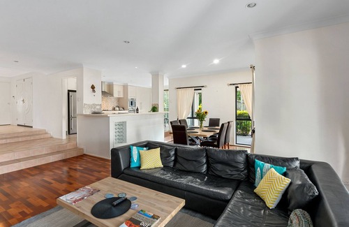 Mount Ommaney House | Spacious & Serene! 3Bed/2Bath/2+Cars ~ House