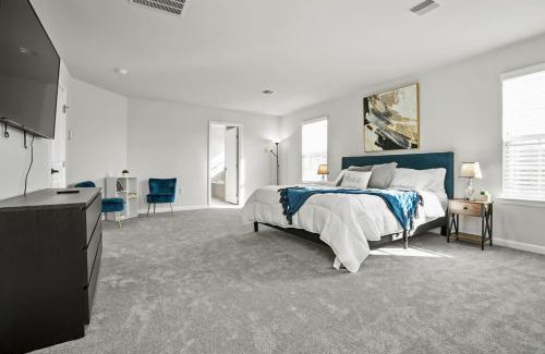 Palm House | Spacious & Serene Family Gem: Games, Office, Yard!