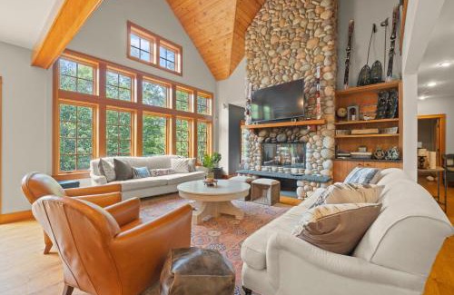 Lincoln House | Spacious Ski Haven Pool Table Grand Fireplace!