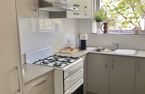 South Yarra Apartment | Spacious South Yarra apartment with pool and private car park.