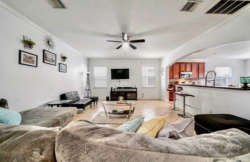 Fairbanks House | Spacious Stay at a Houston Getaway w/Fireplace!