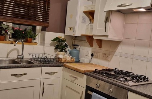 West Molesey Apartment | Spacious Studio in West Molesey with free on-street Parking