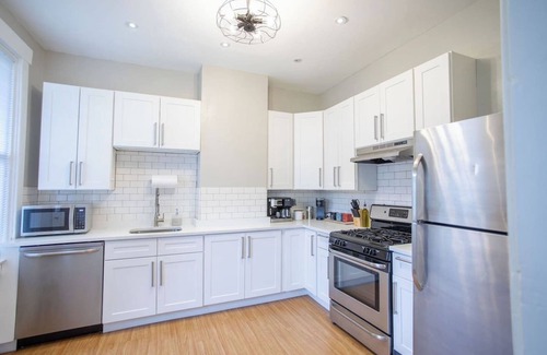 South Hills House | Spacious & Stylish 3BR Home