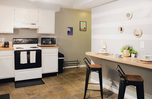 Clifton Apartment | Spacious Stylish Retreat in the Heart of Clifton Neighborhood, King Bed, Coffee!