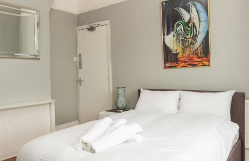 Eccles Bed & Breakfast | Spacious Suite 3: Private Room for 3