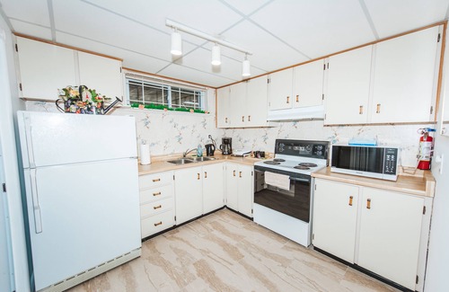 Guildwood House | Spacious Suite by the Lake, Great Neighbourhood! FREE Airport Pick-up