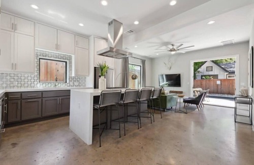 Govalle House | Spacious Sunlit Home | Heated Pool