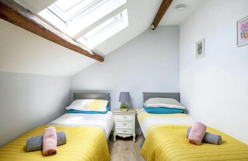 Pentrefelin House | Spacious Teilo Barn Near Castles & Hiking Trails